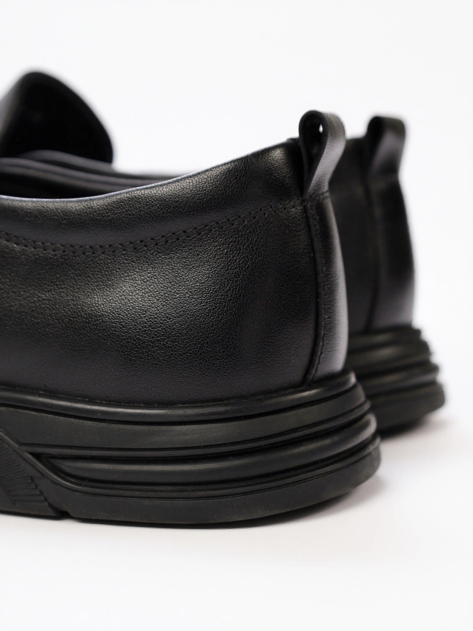 Туфли черного цвета с эластичными вставками